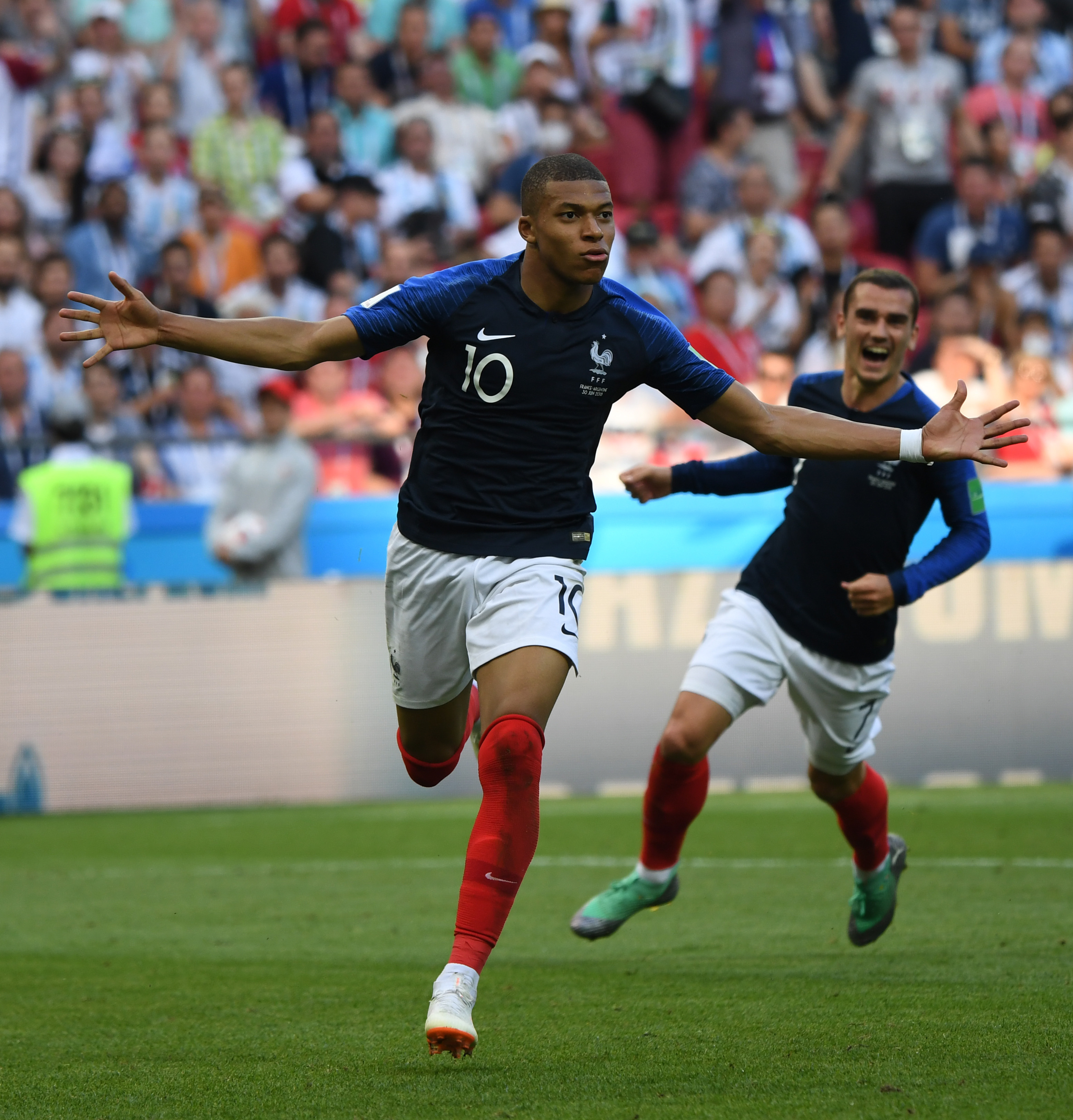 喀麦隆非洲杯大名单：姆伯莫领衔，巴索戈在列，奥纳纳无缘（喀麦隆非洲杯名单官宣：姆伯莫压阵，巴索戈入选，奥纳纳落选）