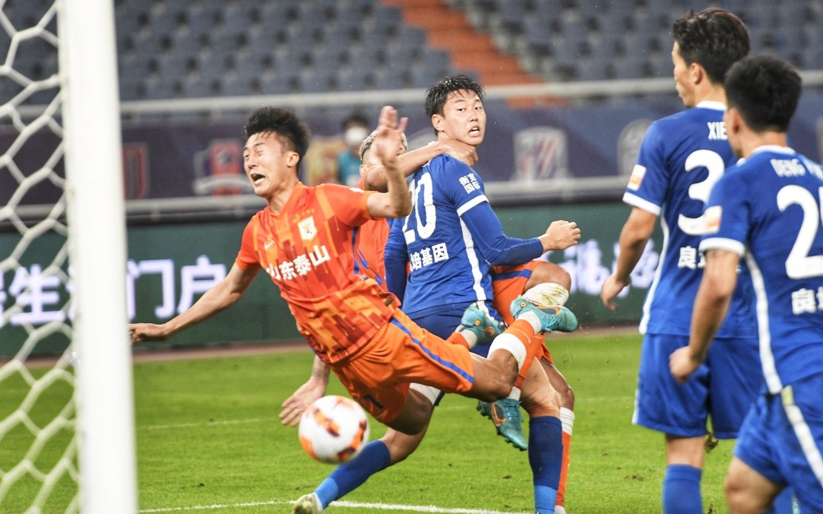 巴黎加冕年度“六冠王”，七战六冠独缺世俱杯（巴黎豪夺年度六冠，七项赛事唯世俱杯未能登顶）