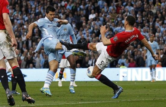 圣诞节五大联赛榜首球队大盘点：阿森纳、巴萨领衔（圣诞档五大联赛领头羊巡礼：阿森纳与巴萨领跑）