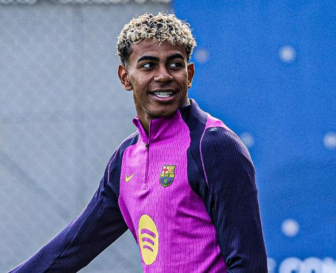 萨拉赫非洲杯使用定制护腿板，含有埃及和利物浦安菲尔德元素（萨拉赫非洲杯佩戴定制护腿板，融合埃及与利物浦安菲尔德元素）